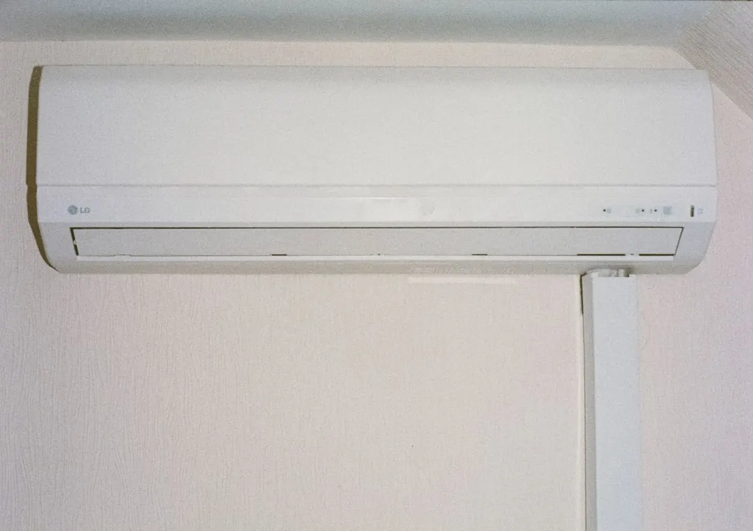 Wall-mounted ductless mini-split indoor unit in a Atlanta living room